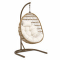 Sedia sospesa in rattan con cuscino bianco e struttura in metallo