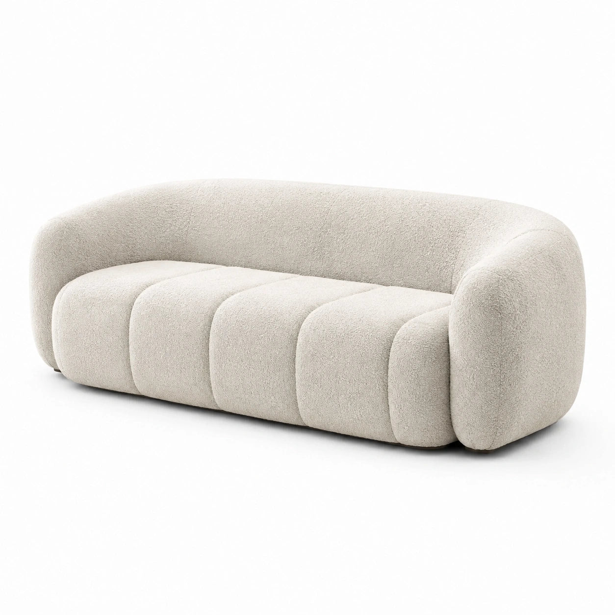 Divano tre posti in bouclé beige con struttura in legno
